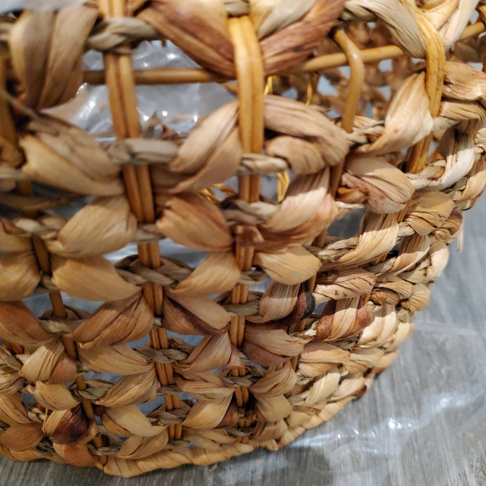 New in bag pendant lamp straw rattan lampshade comes with hanging hardware - Picture 5 of 6